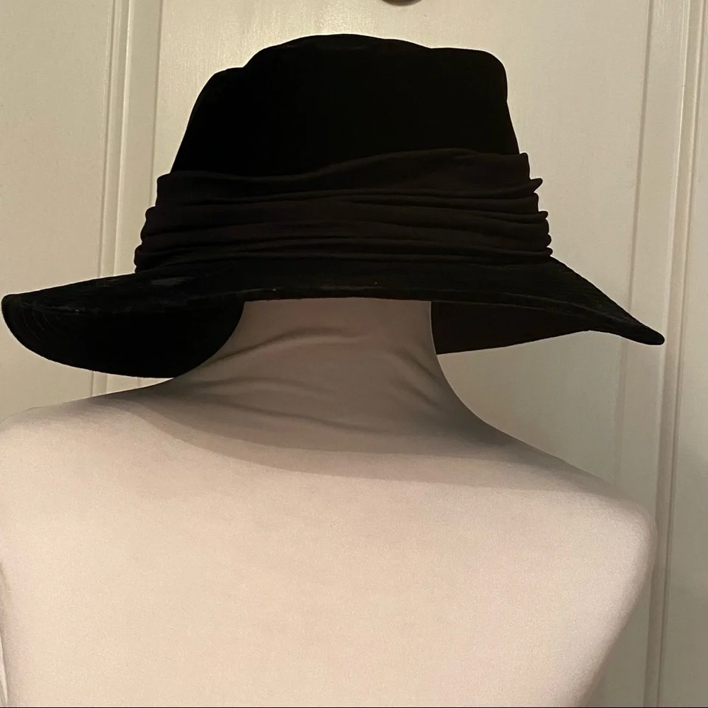 BAMBERGER’S NEW JERSEY HAT VINTAGE BLACK VELVET CLOCHE RIBBON ASYMMETRICAL BRIM
